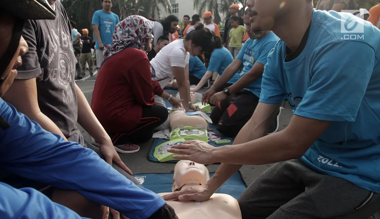 Sejumlah warga mengikuti sosialisasi siaga bencana di kawasan Bundaran HI, Jakarta, Minggu (15/4). Kegiatan ini digelar untuk memberikan wawasan kepada warga dalam menangani korban yang mengalami pernapasan terhenti. (Merdeka.com/Iqbal S Nugroho)