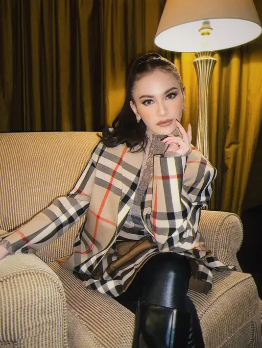 Paduan nude makeup look dan ponytail bikin Mahalini terlihat menawan. Tatapan fierce di matanya bikin semua orang jatuh hati. [@mahaliniraharja]