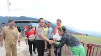 Wakapolri Komjen Syafruddin mengunjungi sejumlah atlet paralayang yang tengah berlatih di kawasan Puncak, Cisarua, Bogor, (dok. Polres Bogor)