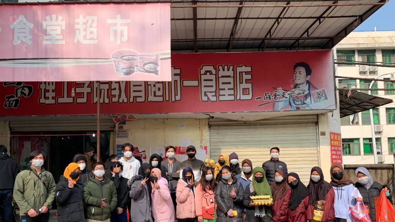 Mahasiswa Indonesia di Wuhan pergi berbelanja kebutuhan pokok hari ini. (Dokumentasi KBRI Beijing)