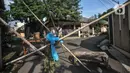 Sebuah bambu saat menutup akses permukiman warga RT 003 RW 003, Kelurahan Cilangkap, Kecamatan Cipayung, Jakarta, Selasa (25/5/2021). Sebagian besar warga yang positif Covid-19 telah dibawa ke RS Darurat Wisma Atlet dan sisanya menjalani isolasi mandiri (merdeka.com/Iqbal S Nugroho)