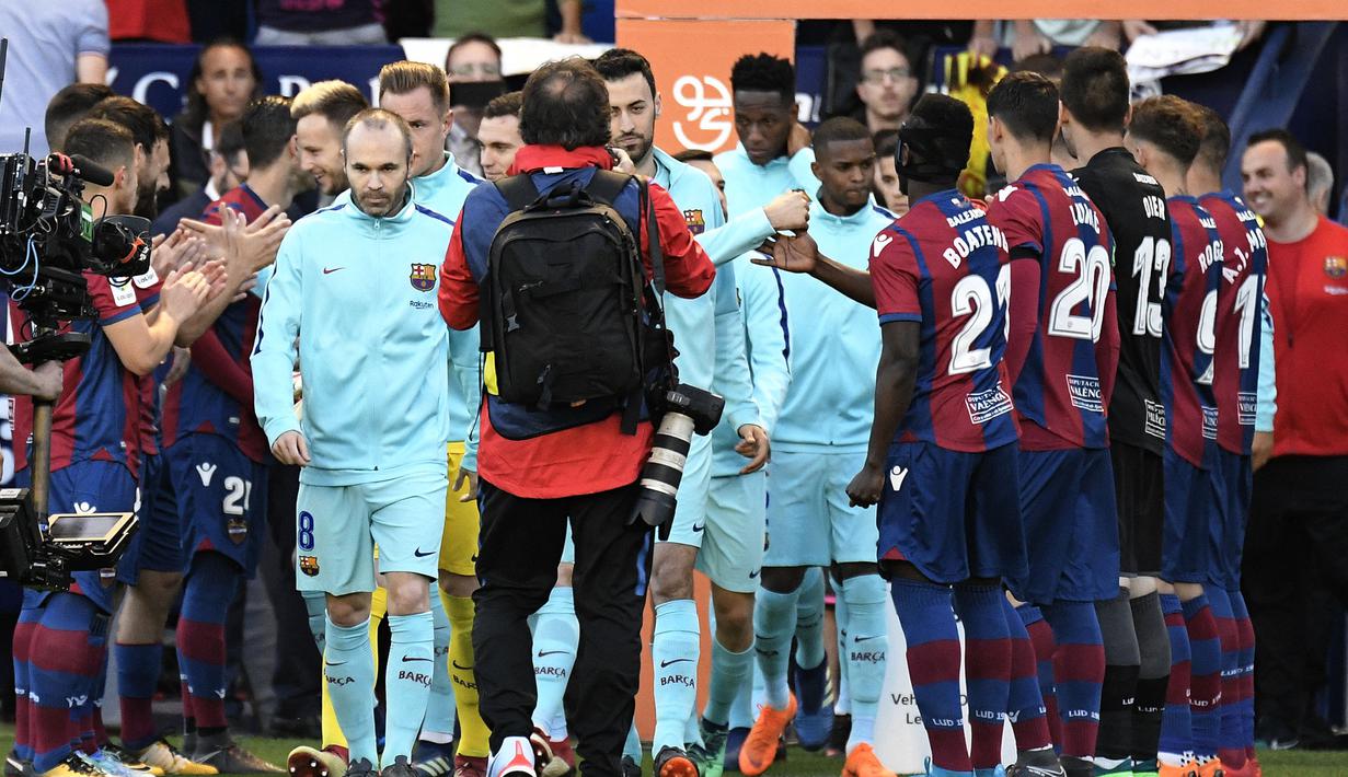 Levante mampu mengalahkan tamunya, Barcelona dengan skor 5-4 pada pekan ke-37 La Liga 2017/2018 (13/5/2018). Telah memastikan gelar La Liga 2017/2018 dengan catatan belum terkalahkan dan mendapatkan guard of honour sebelum laga, Barcelona justru keok di kandang Levante berkat torehan hattrick sayap kiri tuan rumah, Emmanuel Boateng. Kekalahan tersebut menjadi satu-satunya kekalahan Barcelona di La Liga musim 2017/2018. (AFP/Jose Jordan)