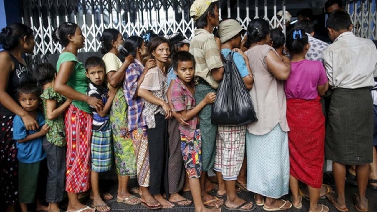 Potret pembagian daging hewan kurban di Myanmar