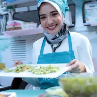 Bagi pemeran Zaskia dalam film Tak Kemal Maka Tak Sayang itu, sop buah merupakan pilihan tepat dan sehat sebagai menu saat berbuka puasa. Disela-sela acara itu, ia juga membagikan kiat membuat sop buah segar. (Deki Prayoga/Bintang.com)