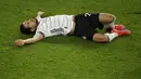 Pemain Jerman Emre Can berbaring di lapangan setelah cedera saat melawan Makedonia Utara pada pertandingan Grup J kualifikasi Piala Dunia 2022 di Duisburg, Jerman, Rabu (31/3/2021). Jerman kalah 1-2. (Thilo Schmuelgen/Pool via AP)