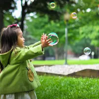 Dengan kebiasaan sederhana, orang tua bisa menanamkan rasa peduli dan peka pada anak. (Foto: Leo Rivas/Unsplash)