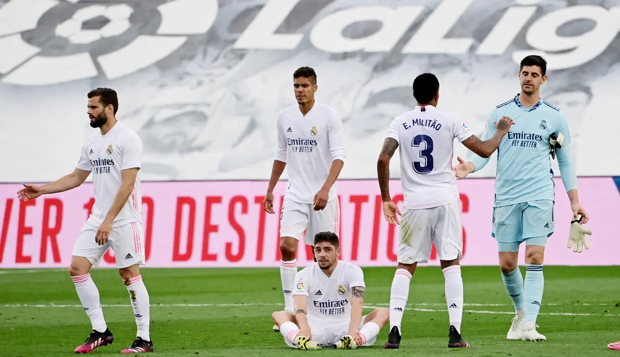 Para pemain Real Madrid tampak lesu meski berhasil menaklukkan Villarreal pada laga Liga Spanyol di Stadion Alfredo di Stefano, Sabtu (22/5/2021). Real Madrid menang dengan skor 2-1. (AFP/Javier Soriano)