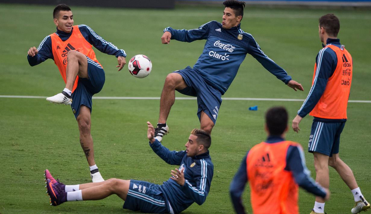 Aksi para pemain timnas Argentina pada sesi latihan jelang melawan Peru pada kualifikasi Piala Dunia 2018 di Lima, Peru (4/10/2016). (AFP/Ernesto Benvides)