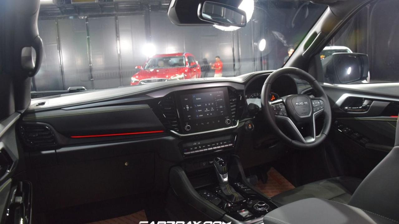 Pengguna Mitsubishi Pajero Sport dan Toyota Fortuner pasti iri dengan fitur Isuzu MU-X. Pasalnya, Isuzu MU-X dilengkapi dengan layar MID 7 inci dan head unit 9 inci yang dapat terhubung dengan Android Auto dan Apple CarPlay