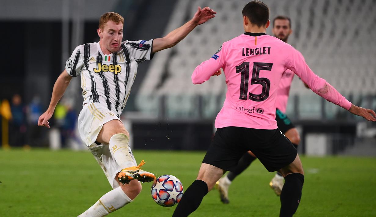 Bek Barcelona, Clement Lenglet, berebut bola dengan penyerang Juventus, Dejan Kulusevski, pada laga lanjutan Liga Champions 2020/2021 di Allianz Stadium, Kamis (29/10/2020) dini hari WIB. Barcelona menang 2-0 atas Juventus. (AFP/Marco Bertorello)