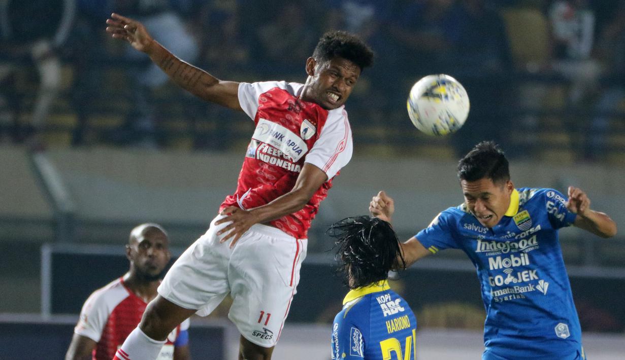 Gelandang Persib Bandung, Erwin Ramdani, duel udara dengan gelandang Persipura Jayapura, Imanuel Wanggai, pada laga Liga 1 2019 di Stadion Si Jalak Harupat, Bandung, Sabtu (18/5). Persib menang 3-0 atas Persipura. (Bola.com/M. Iqbal Ichsan)