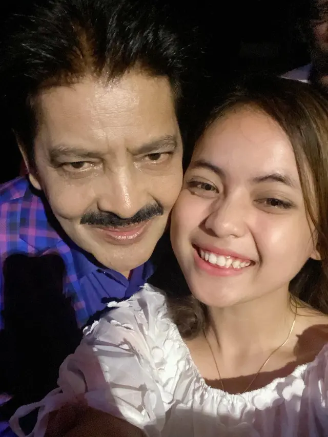 Penyanyi Bollywood Udit Narayan bersama Putri DA (Foto: Instagram da4_putri03)