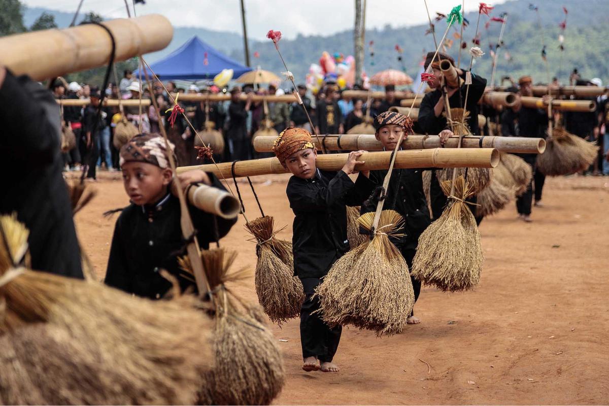 FOTO: Seren Taun ke-657, Warga Kasepuhan Gelar Alam Rayakan Syukur Panen di Sukabumi