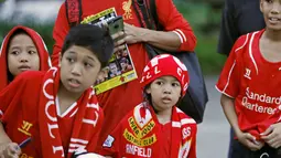 Sejumlah anak penggemar tim Liverpool mengenakan kostum dan atribut Liverpool saat menyambut kedatangan tim kesayangan di Kuala Lumpur, Malaysia, Rabu (22/7/ 2015).  Tim Liverpool akan menggelar jumpa pers di Kuala Lumpur.(REUTERS/Olivia Harris)