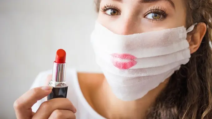 Lipstik di balik masker