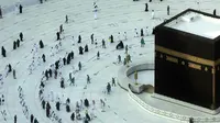 Pekerja melakukan disinfeksi untuk membantu mengekang penyebaran virus corona COVID-19 saat jemaah umrah tawaf mengelilingi Ka'bah pada awal bulan suci Ramadhan di Masjidil Haram, Mekkah, Arab Saudi, Senin (12/4/2021). (AP Photo/Amr Nabil)