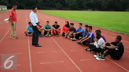 Sekjen PB PASI, Tigor Tanjung (kedua kiri berdiri) memberikan arahan pada tim atletik Indonesia yang akan berlaga pada ajang Singapore Open 2016 di Stadion Madya Senayan, Jakarta, Senin (25/4/2016). (Liputan6.com/Helmi Fithriansyah)