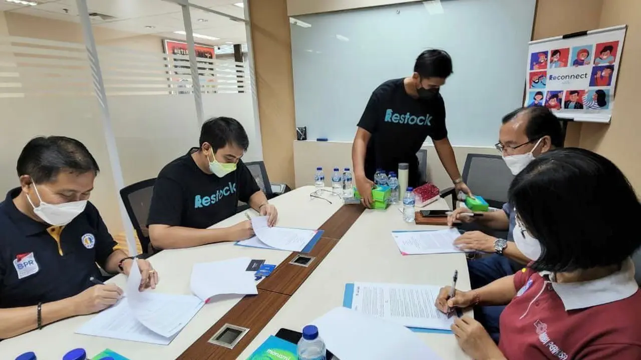 yaitu Restock.id (PT Cerita Teknologi Indonesia) menjalin kerja sama dengan Bank Perkreditan Rakyat (BPR) dalam bentuk loan channeling. (Dok Restock.id)