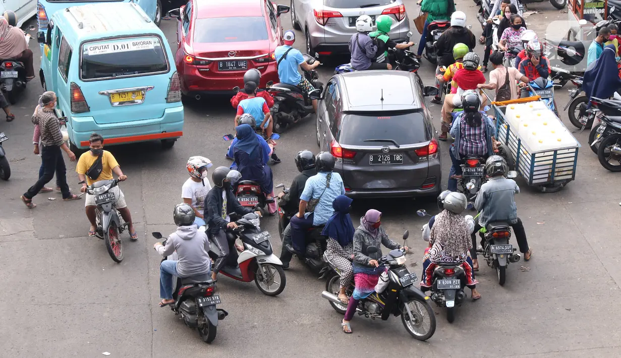 Suasana kendaraan yang terjebak kemacetan di Pasar Kebayoran Lama, Jakarta, Jumat (22/5/2020). Meski DKI Jakarta tengah memberlakukan PSBB, masih banyak masyarakt yang menyerbu Pasar Kebayoran Lama untuk berbelanja kebutuhan Lebaran. (Liputan6.con/Angga Yuniar)