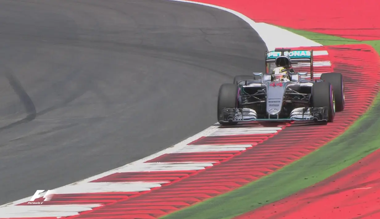 Pebalap Mercedes, Lewis Hamilton, meraih posisi pole dengan catatan waktu 1 menit 06,947 detik saat kualifikasi F1 GP Austria di Sirkuit Red Bull Ring, Austria, Sabtu (2/7/2016). (Bola.com/Twitter/F1)