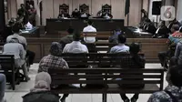 Suasana sidang perdana kasus penyiraman terhadap penyidik senior KPK Novel Baswedan di Pengadilan Negeri Jakarta Utara, Kamis (19/3/2020). Dua terdakwa, yakni Ronny Bugis dan Rahmat Kadir Mahulete menjalani sidang dengan agenda pembacaan dakwaan oleh Jaksa Penuntut Umum. (merdeka.com/Iqbal Nugroho)