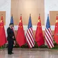 Presiden AS Joe Biden berjalan untuk menyambut Presiden China Xi Jinping sebelum pertemuan di sela-sela KTT G20 di Nusa Dua, di Bali, Senin (14/11/2022). Pertemuan kedua Presiden tersebut akhirnya terwujud di Bali. Suasana pertemuan bersejarah itu tampak hangat. (AP/Alex Brandon)