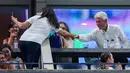 Mantan presiden AS, Bill Clinton (kanan) berjabat tangan dan berswafoto dengan peserta saat menonton pertandingan antara Roger Federer dan John Millman di AS Terbuka 2018, New York, Senin (3/9). (EDUARDO MUNOZ ALVAREZ/AFP)