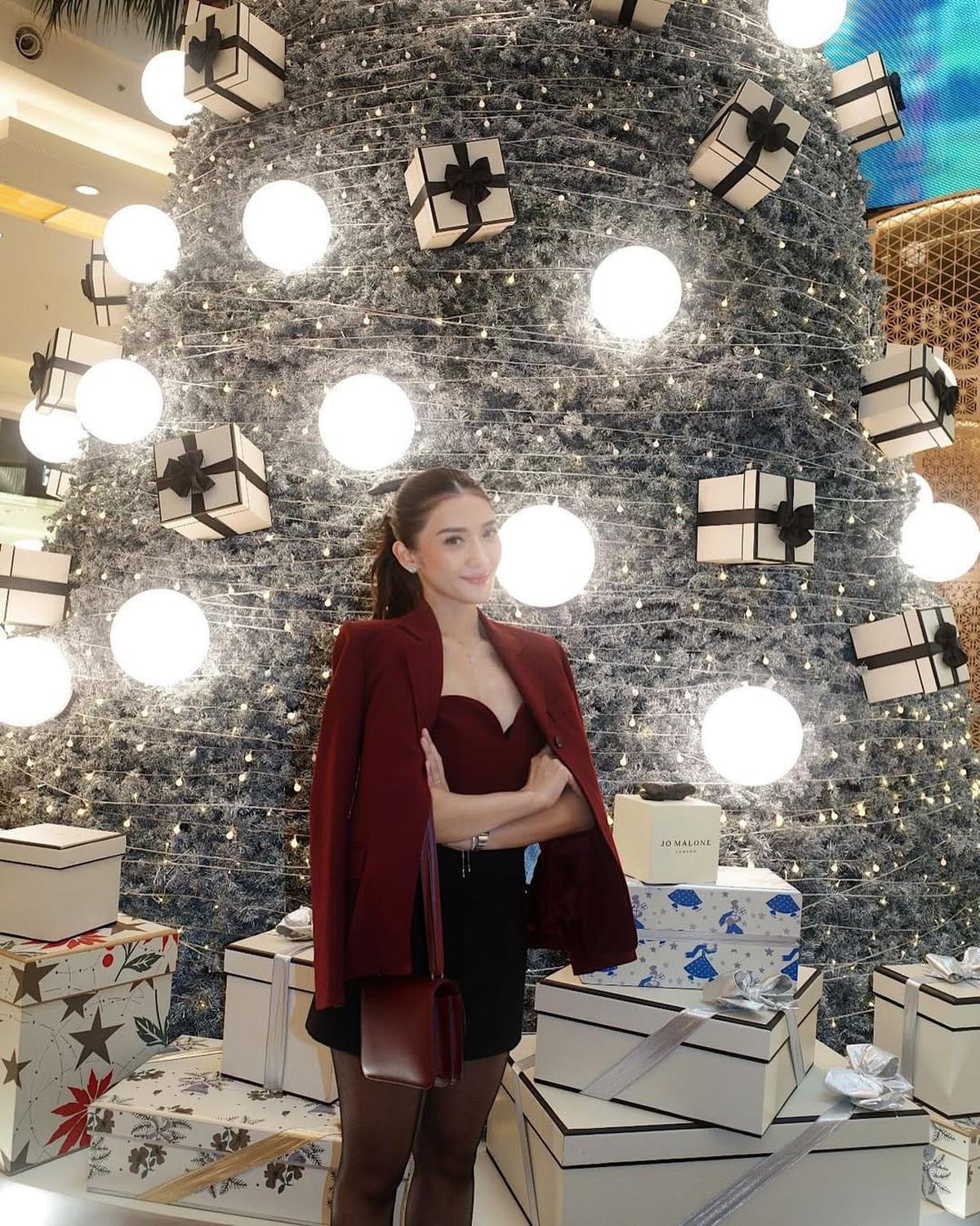 Potret Terbaru Anissa Aziza, Dipuji Cantik Bak Super Model dengan Blazer Maroon