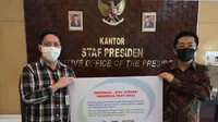 Yili Group bersama PT Green Asia Food Indonesia, produsen Joyday Ice Cream mendonasikan perlengkapan medis esensial melalui Kantor Staf Presiden.
