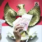 Petugas KPK menunjukan barang bukti uang tersangka penerimaan suap Dirjen Perhubungan Laut (Hubla) A Tonny Budiono dan Adiputra Kurniawan sebesar Rp 20,74 miliar saat konfrensi pers di Gedung KPK, Kamis (24/08). (Liputan6.com/Helmi Afandi)