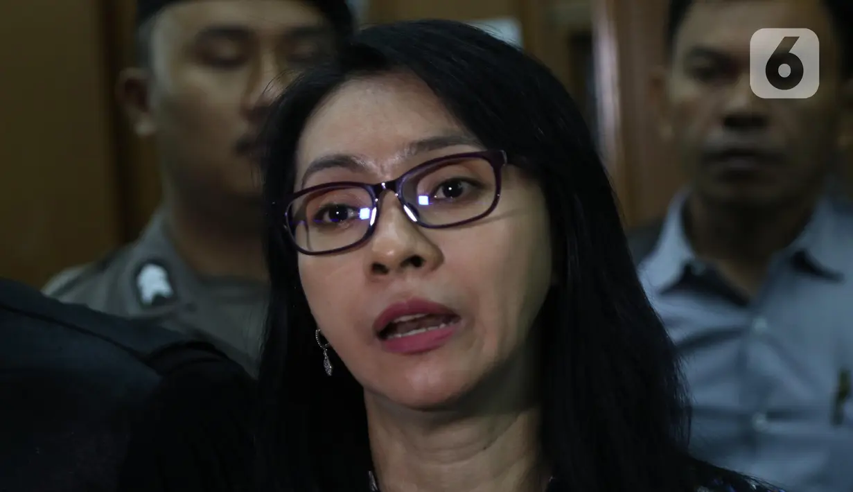 Terdakwa dugaan suap revitalisasi dua pasar di Kabupaten Kepulauan Talaud TA 2019, Sri Wahyumi Maria Manalip usai menjalani sidang tuntutan di Pengadilan Tipikor, Jakarta, Senin (18/11/2019). Mantan Bupati Kepulauan Talaud itu dituntut hukuman tujuh tahun penjara. (Liputan6.com/Helmi Fithriansyah)