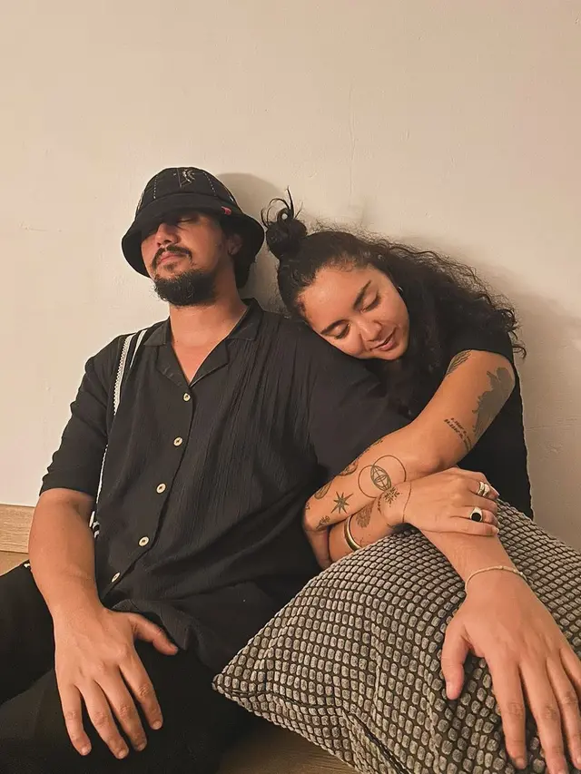 6 Potret Keenan Pearce Pamer Pacar Baru, Isyaratkan Sudah Cerai dari Istri