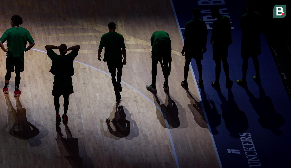 Siluet sejumlah pebasket Brasil saat laga Grup G Piala Dunia FIBA 2023 antara Iran melawan Brasil dilihat dari tribun kategori 5 Indonesia Arena, Senayan, Jakarta, Sabtu (26/08/2023). (Bola.com/Bagaskara Lazuardi)