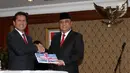 Mantan Menteri Pendayagunaan Aparatur Negara dan Reformasi Birokrasi (PANRB) Asman Abnur dan MenPAN RB yang baru Komjend Pol Syafruddin berpose bersama saat sertijab di Kantor Kementerian PANRB, Jakarta, Rabu (15/8). (Liputan6.com/Fery Pradolo)