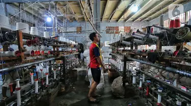 Aktivitas pekerja benang di Kebayoran Lama, Jakarta, Kamis (19/1/2023). Pemerintah menargetkan penyaluran Kredit Usaha Rakyat (KUR) pada Tahun 2023 sebesar Rp460 triliun atau jumlah ini naik 23,32 persen dari tahun 2022 yang sebesar Rp373 triliun. (Liputan6.com/Angga Yuniar)