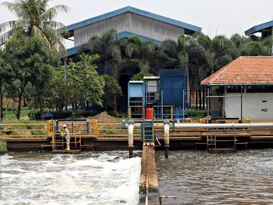 Petugas melakukan perawatan rutin pada Instalasi Pengolahan Air (IPA) PT Palyja di Cilandak, Jakarta, Rabu (7/10). Untuk menjaga kualitas air bersih kepada pelanggan, Palyja harus menurunkan produksi 50% dari normalnya. (Liputan6.com/Immanuel Antonius)