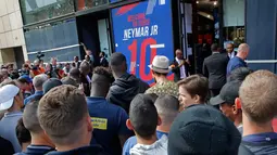Sejumlah suporter mendatangi toko Paris Saint Germain di Paris (4/8). PSG resmi membeli Neymar dari Barcelona setelah menebus klausul pelepasan kontrak senilai 222 juta Euro, atau sekitar Rp 3,5 triliun. (AP Photo/Michel Euler)