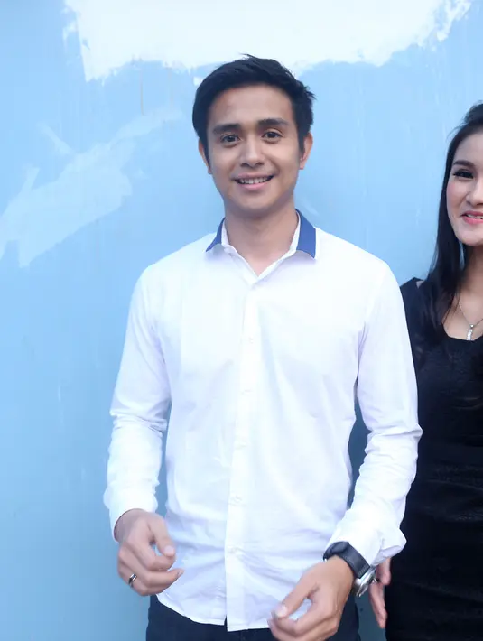 Menurut Isel, kekasihnya sangatlah romantis. Mereka kerap merayakan hari jadi setiap bulannya layaknya ABG (anak baru gede) meski hanya dirayakan secara kecil-kecilan, Ajun kerap mengajak Isel ke suatu tempat untuk merayakannya. (Andy Masela/Bintang.com)
