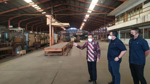 PT PPA secara simbolis penyelesaian pesangon kepada perwakilan eks karyawan PT Iglas di Gresik, Jawa Timur, Jumat (10/9/2021).