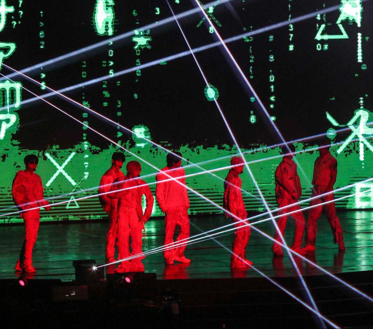 Grup idola K-pop NCT 127 tampil menghibur para penggemar dalam&nbsp;konser ketiga mereka bertema "NEO CITY : JAKARTA - THE UNITY" di Indonesia Arena, Jakarta, pada Sabtu (13/1/2024). Konser ini rencananya berlangsung selama dua hari hingga 14 Januari 2024