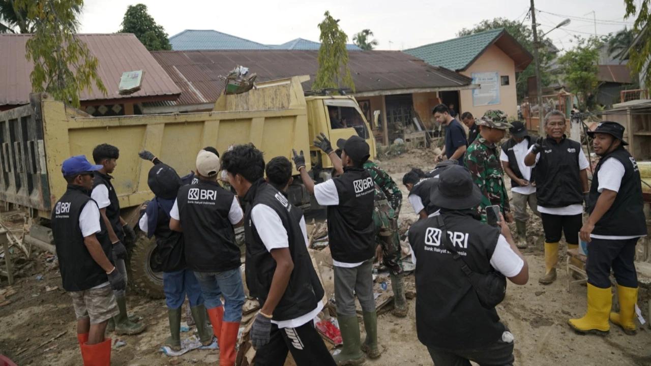 Dukung Pemulihan Pascabencana, Relawan BRI Peduli Terjun Langsung 'Bersih-bersih Sekolah' di Aceh Tamiang