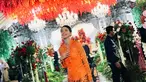 “Pakai Kebaya ibuku dari ujung kepala sampai ujung kaki dan itu sangat cocok untukku!” tulis Yuki Kato menjajal kebaya sang ibu. Penampilannya bikin pangling terlihat siap untuk momen bertemu dengan calon suami. (Liputan6.com/IG/@yukikt)