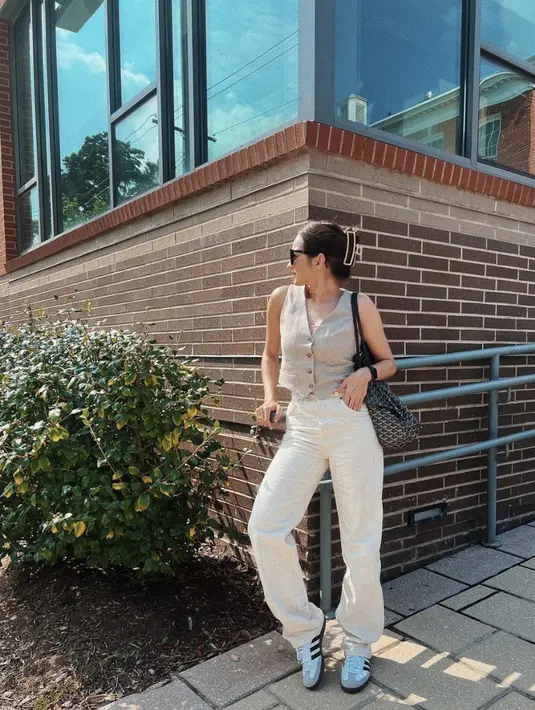 Tampilan chic Enzy Storia juga menarik perhatian. Permainan warna pastel dan netral antara khaki dan krem menjadikan tampilannya begitu menawan. [Foto: Instagram/ Enzy Storia]