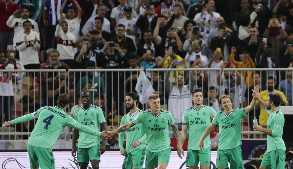 Para pemain Real Madrid merayakan gol yang dicetak oleh Luka Modric ke gawang Valencia pada laga Piala Super Spanyol di Stadion King Abdullah Sport City, Arab Saudi, Rabu (8/1/2020). Real Madrid menang 3-1 atas Valencia. (AP/Amr Nabil)