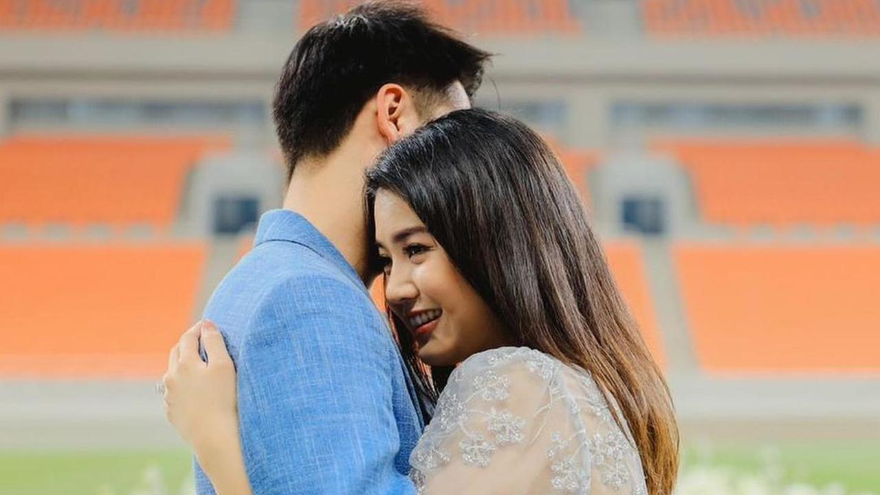 Peluk dan Cium Kevin Sanjaya Saat Lamar Valencia Tanoesoedibjo