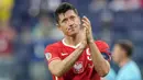 Robert Lewandowski. Ia hanya mampu membawa Polandia menempati posisi kedua Grup A di bawah Inggris dan harus memainkan laga play-off. Ia baru tampil dalam satu edisi Piala Dunia, yaitu Piala Dunia 2018 dengan catatan 3 kali bermain tanpa satu gol pun. (AFP/Pool/Dmitry Lovetsky)