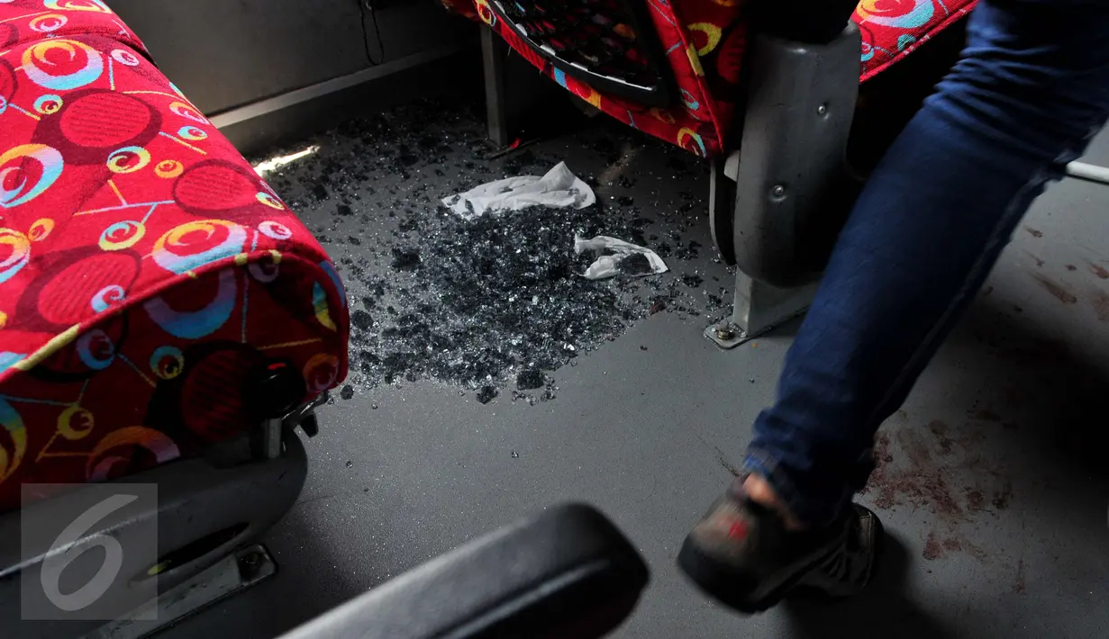 Serpihan kaca akibat aksi anarkis di tol Gatot Subroto, Jakarta, Sabtu (17/10/2015). Atmosfer Jakarta semakin memanas jelang laga final Piala Presiden antara Sriwijaya FC versus Persib Bandung. (Liputan6.com/Andrian M Tunay)