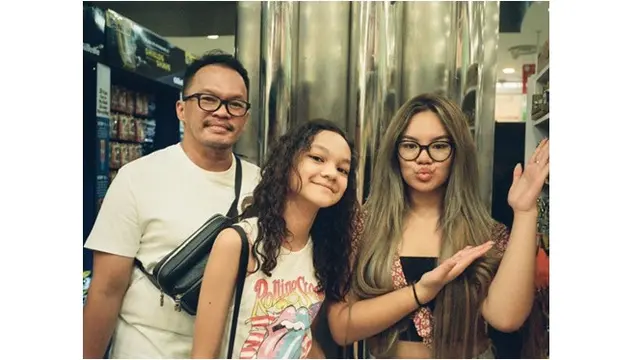 Jarang Terekspos, Ini 6 Momen Kebersamaan Shafa Harris dengan Ayahnya