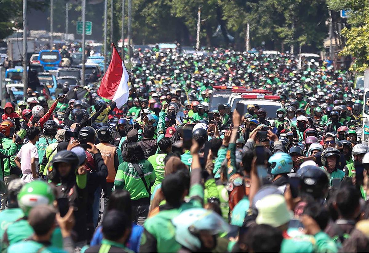 FOTO: Ribuan Ojol Antar Kepergian Affan ke Peristirahatan Terakhir
