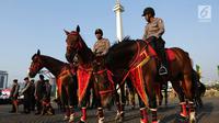 Satuan polisi berkuda mengikuti apel gabungan Penyelenggara Pemilu 2019 di Lapangan Monas, Jakarta, Selasa (18/9). Apel Mantap Brata 2018 ini dihadiri Kapolri Jenderal Tito Karnavian dan Panglima TNI Marsekal Hadi Tjahjanto. (Merdeka.com/Imam Buhori)